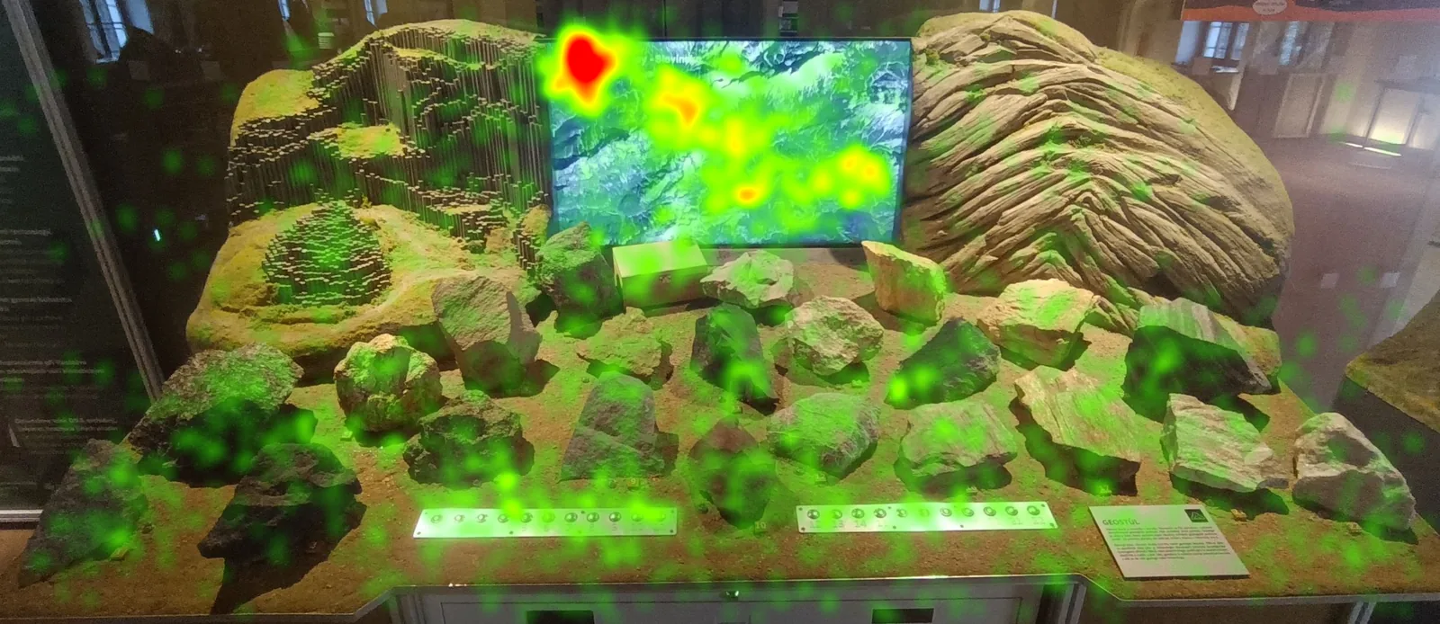 Heatmapa pohledů návštěvníků na geografický exponát s modely hornin a obrazovkou v Pevnosti Poznání